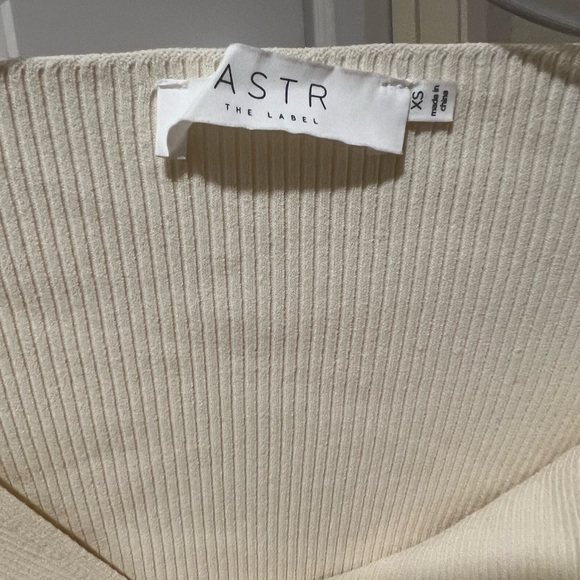 Like New ASTR Cream Half Sweater Twist Knit Top Size XS - Picture 5 of 6